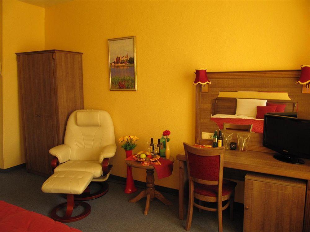 Hotel Am Hauptbahnhof Schwerin  Buitenkant foto