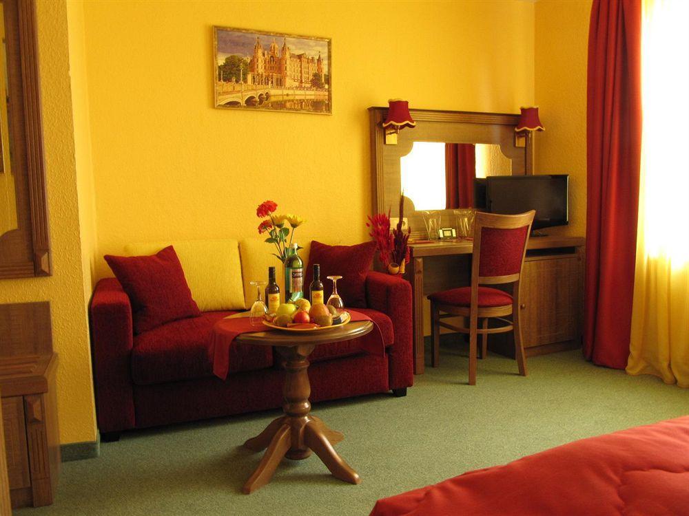 Hotel Am Hauptbahnhof Schwerin  Buitenkant foto