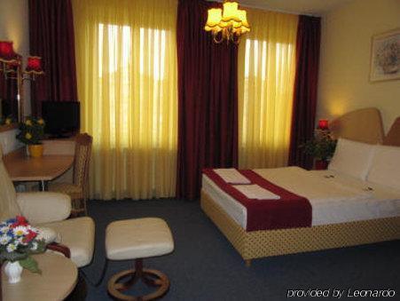Hotel Am Hauptbahnhof Schwerin  Buitenkant foto