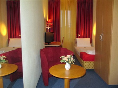 Hotel Am Hauptbahnhof Schwerin  Buitenkant foto