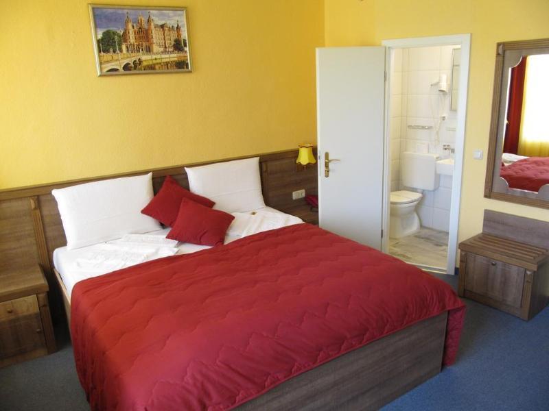 Hotel Am Hauptbahnhof Schwerin  Buitenkant foto