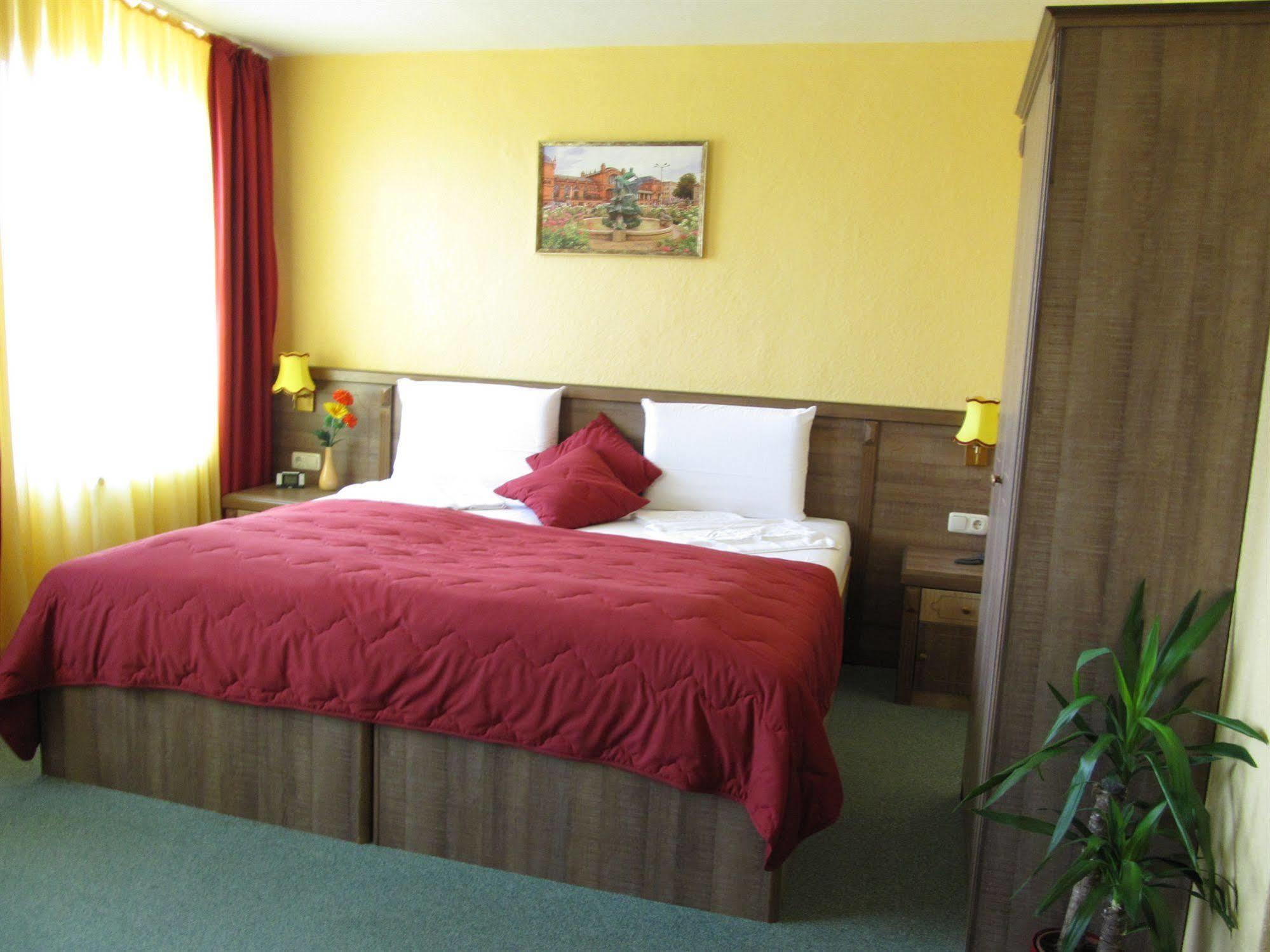 Hotel Am Hauptbahnhof Schwerin  Buitenkant foto