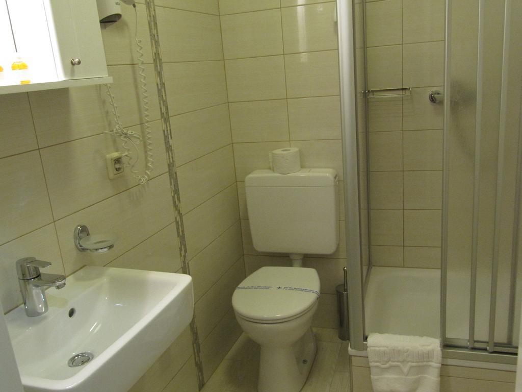 Hotel Am Hauptbahnhof Schwerin  Kamer foto