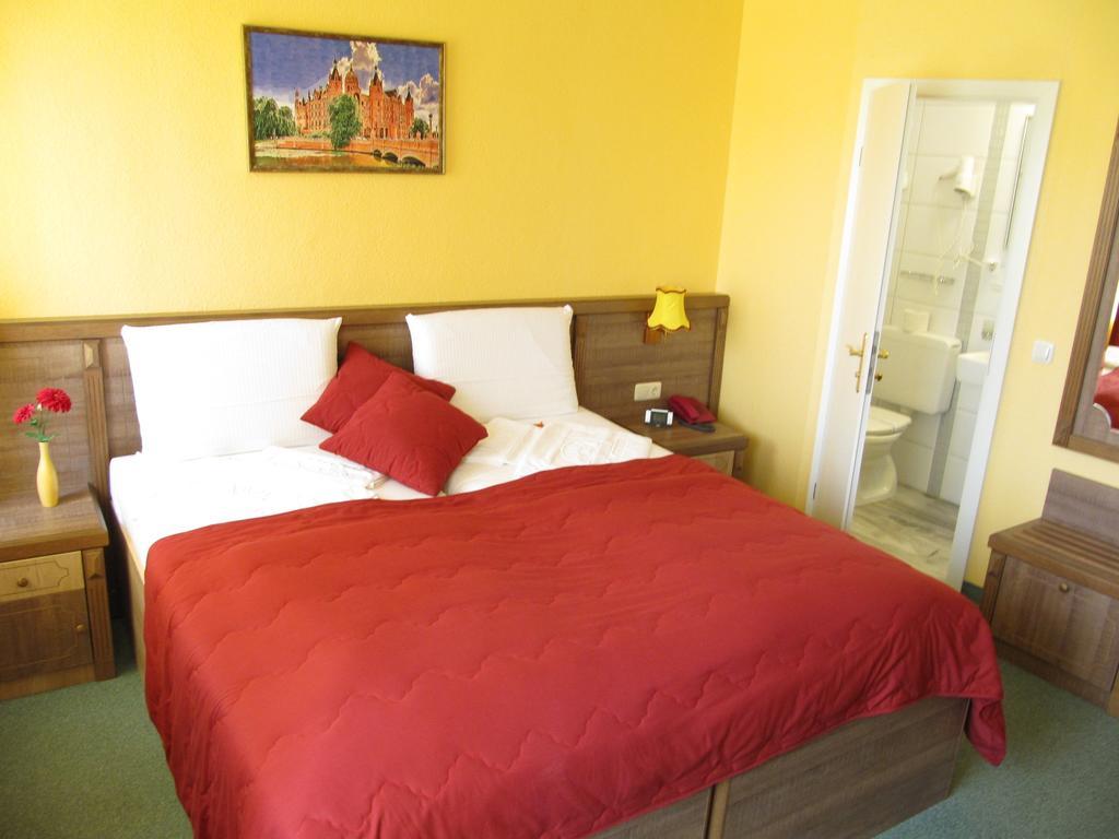 Hotel Am Hauptbahnhof Schwerin  Buitenkant foto