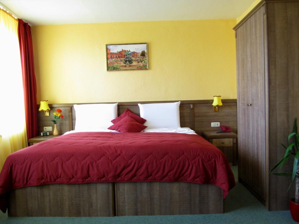 Hotel Am Hauptbahnhof Schwerin  Buitenkant foto