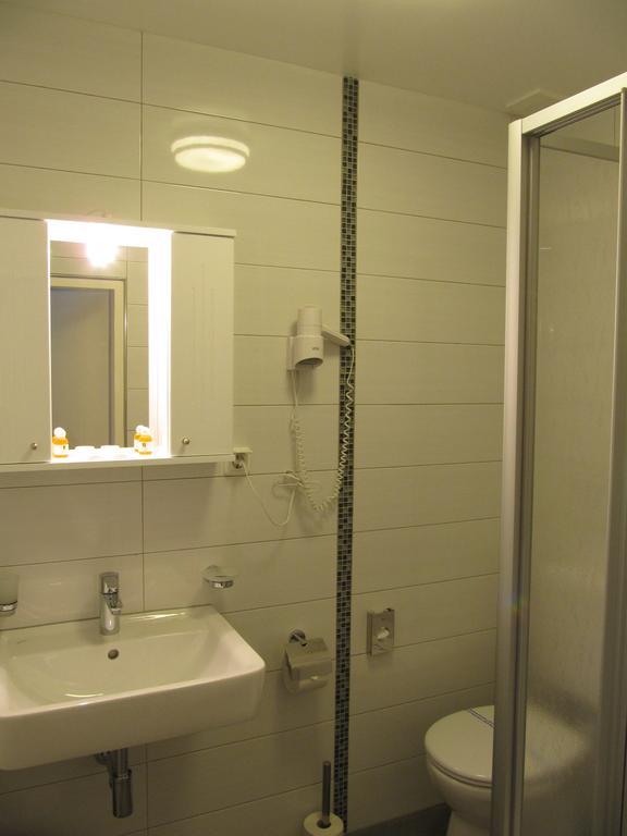 Hotel Am Hauptbahnhof Schwerin  Buitenkant foto