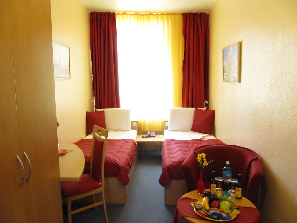 Hotel Am Hauptbahnhof Schwerin  Buitenkant foto